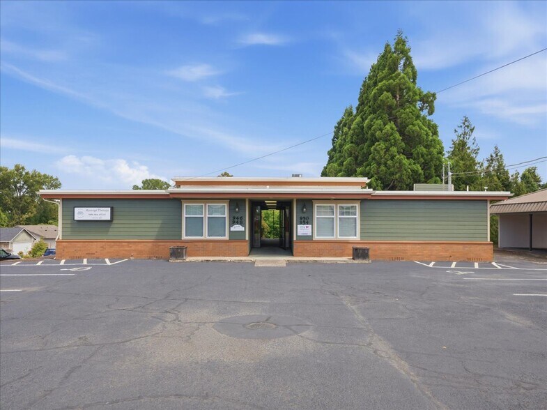 950-960 Uglow Ave SE, Dallas, OR à vendre - Photo du bâtiment - Image 3 de 43