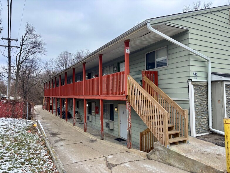 645 E Jolly Rd, Lansing, MI à vendre - Photo du bâtiment - Image 2 de 20