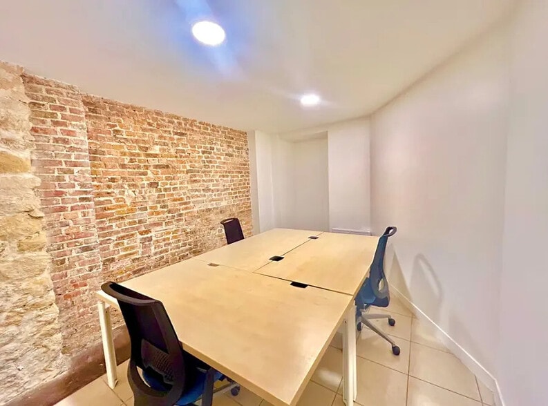 Office in Paris for lease - Interior Photo - Image 2 of 6