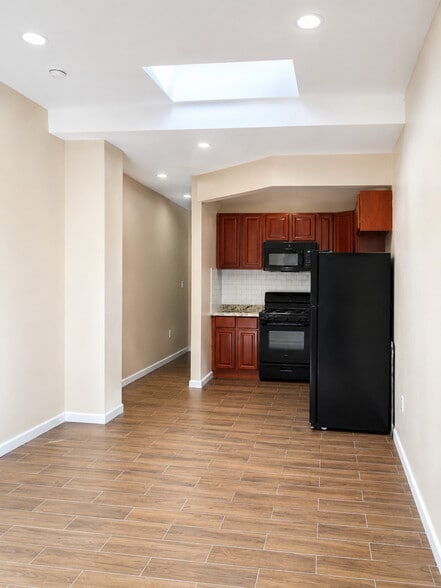 9 Newport St, Brooklyn, NY for sale - Building Photo - Image 3 of 7