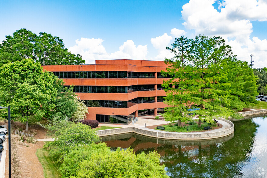 900 Ridgefield Dr, Raleigh, NC à louer - Photo principale - Image 1 de 31