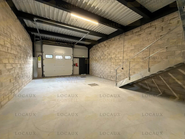 Flex in Épinay-sur-Seine for lease - Building Photo - Image 3 of 14