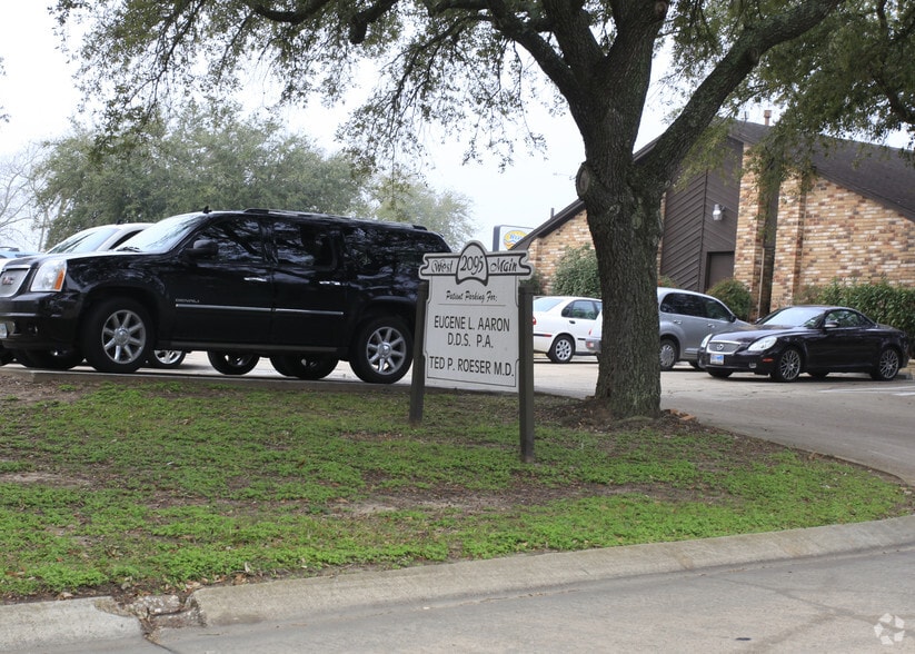 2095 W Main St, League City, TX for lease - Building Photo - Image 2 of 3