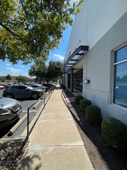 33 Cypress Blvd, Round Rock, TX for lease - Building Photo - Image 3 of 13