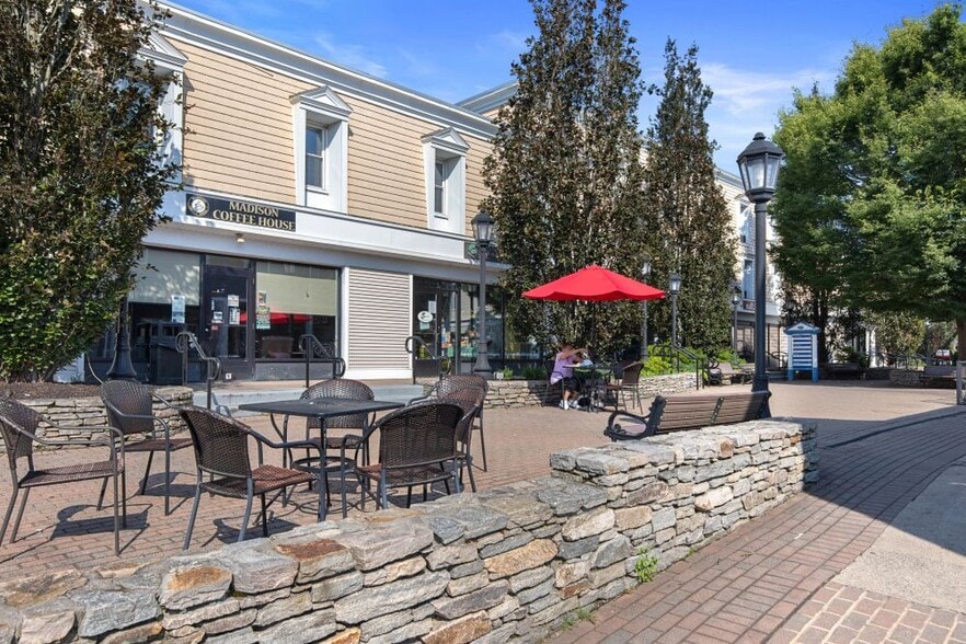 724 Boston Post Rd, Madison, CT à louer - Photo du bâtiment - Image 1 de 9