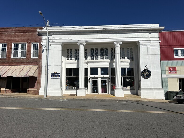 218 The Blvd, Eden, NC à louer - Photo du bâtiment - Image 3 de 12