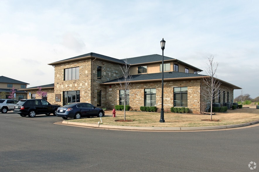 2529 S Kelly Ave, Edmond, OK à louer - Photo du bâtiment - Image 3 de 11