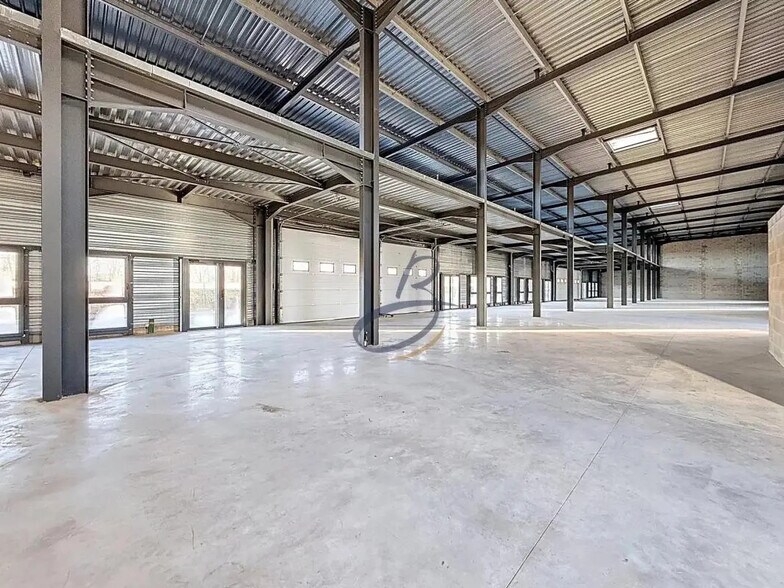 Flex in Bourgoin-Jallieu for lease - Interior Photo - Image 3 of 9