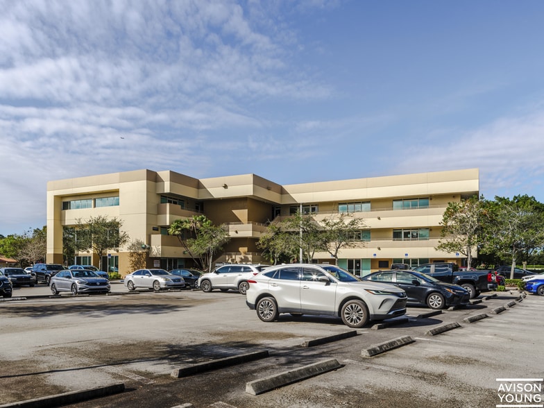 1625 N Commerce Pky, Weston, FL for lease - Building Photo - Image 3 of 16