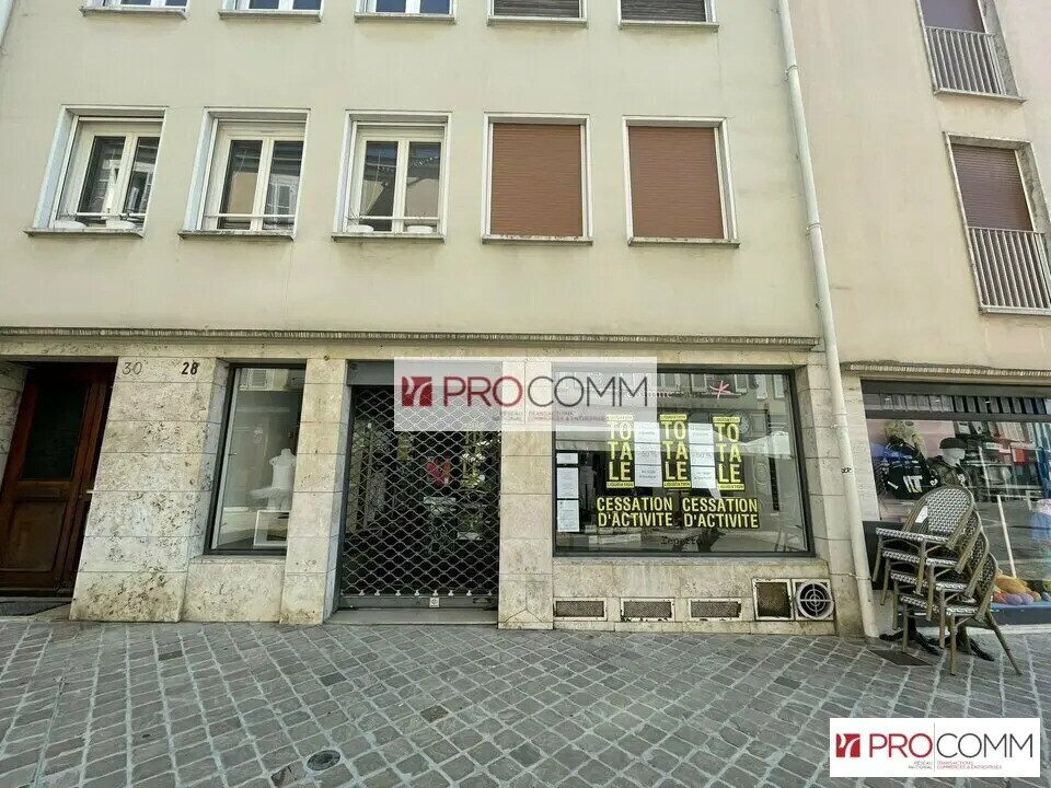 Retail in Chartres for lease Building Photo- Image 1 of 6