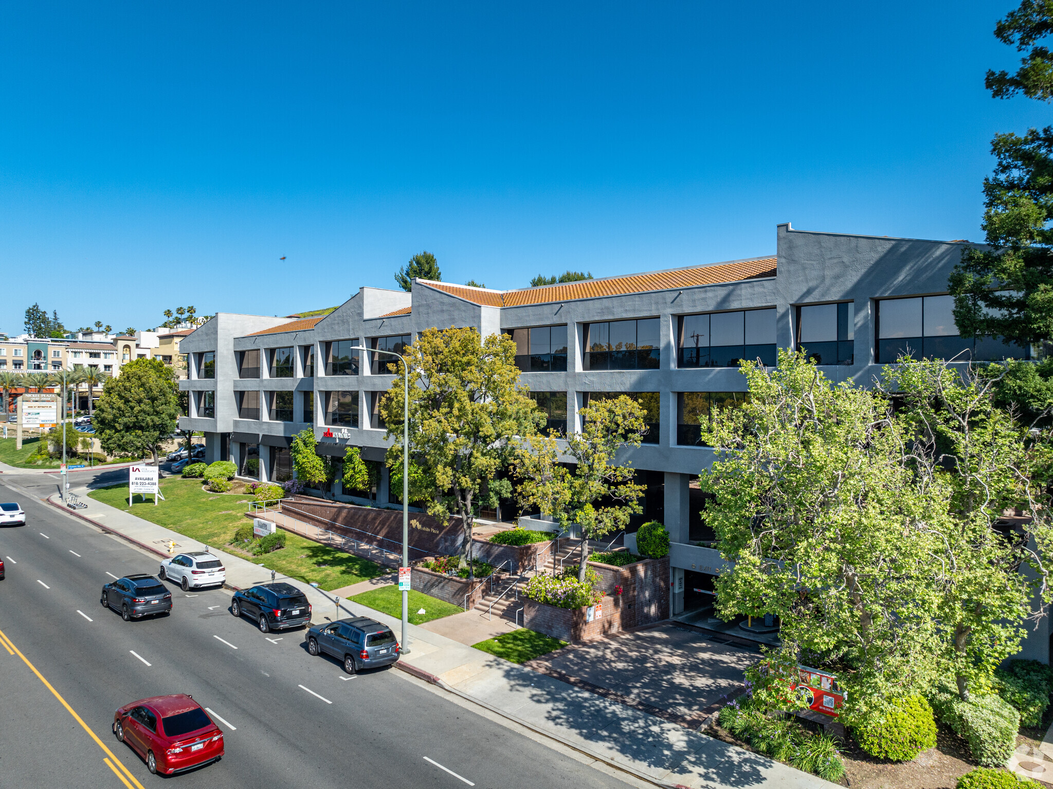 20700 Ventura Blvd, Woodland Hills, CA à louer Photo du bâtiment- Image 1 de 23