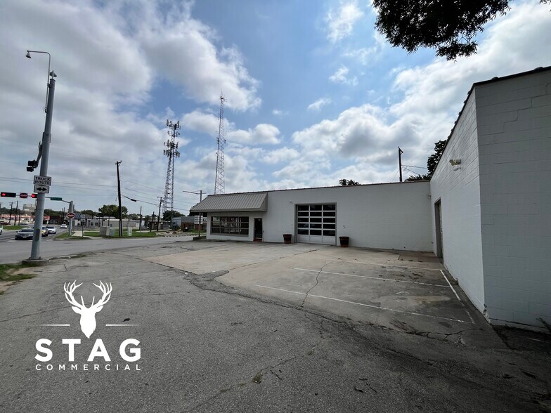 201 Eagle Dr, Denton, TX à louer - Photo du bâtiment - Image 3 de 15