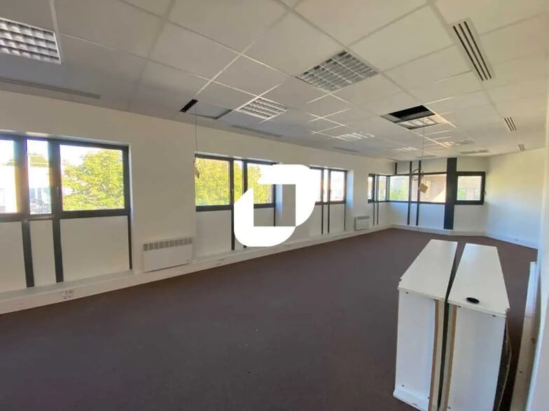 39 Avenue Des 3 Peuples, Montigny-le-Bretonneux for lease - Interior Photo - Image 3 of 17