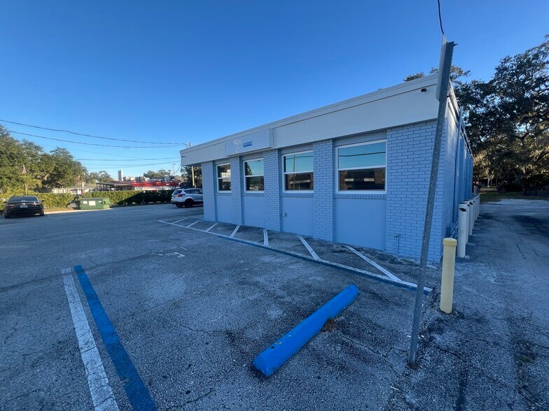 111 W Robertson St, Brandon, FL à louer - Photo du bâtiment - Image 2 de 5