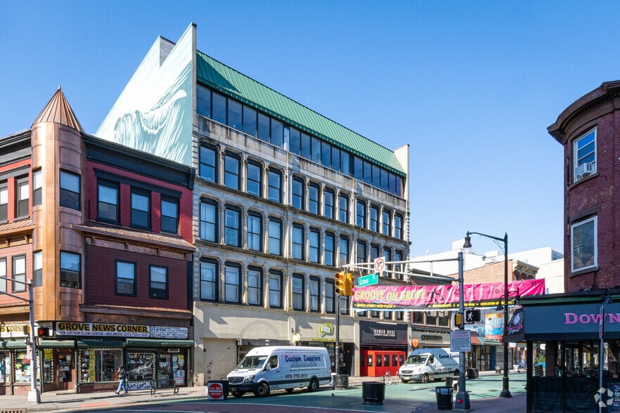 121-125 Newark Ave, Jersey City, NJ for lease - Primary Photo - Image 1 of 9
