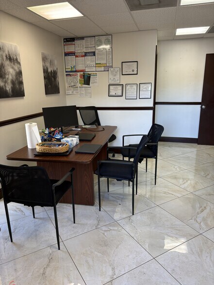 2231 N University Dr, Pembroke Pines, FL à louer - Photo du bâtiment - Image 3 de 12