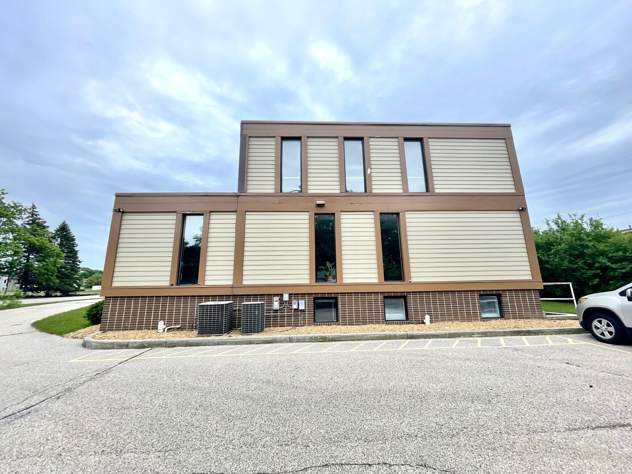 15300 Watertown Plank Rd, Elm Grove, WI à louer Photo du bâtiment- Image 1 de 12