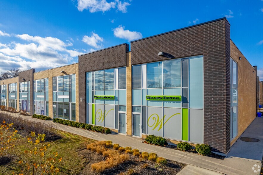 1235 Queensway E, Mississauga, ON à vendre - Photo principale - Image 1 de 1