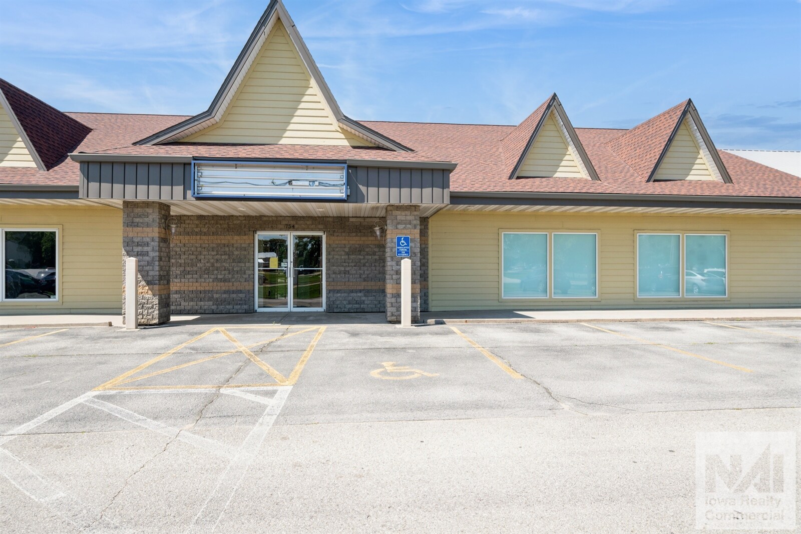 750-768 Center Point Rd, Hiawatha, IA for lease Interior Photo- Image 1 of 17