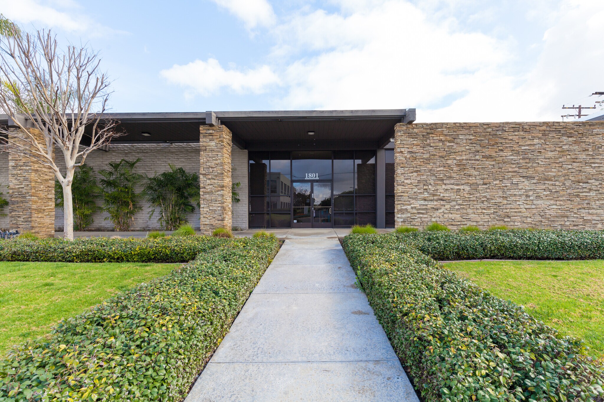 1803-1811 Carnegie Ave, Santa Ana, CA à louer Photo principale- Image 1 de 5