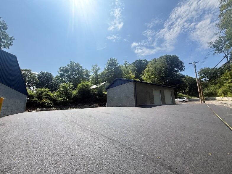 5 McGovern Blvd, Coraopolis, PA for lease - Building Photo - Image 2 of 4