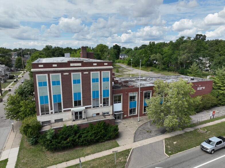 131 University Dr, Pontiac, MI à vendre - Communauté Matterport - Image 3 de 34