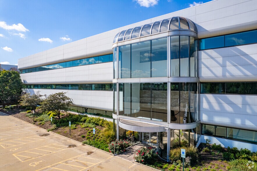 5440 N Cumberland Ave, Chicago, IL à louer - Photo du bâtiment - Image 3 de 27