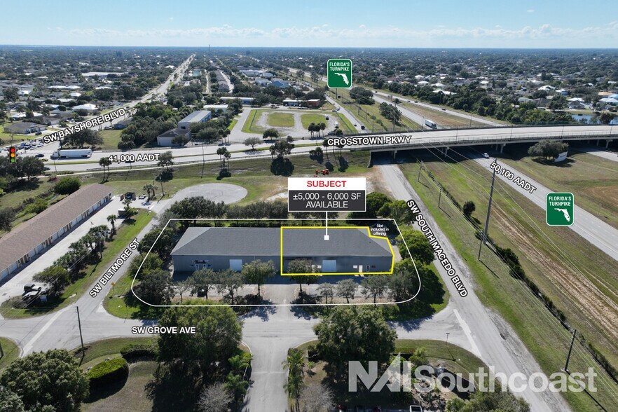 792 SW Grove Ave, Port Saint Lucie, FL à louer - Photo du bâtiment - Image 3 de 6