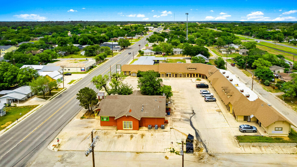 300 N Teel Dr, Devine, TX for sale - Building Photo - Image 1 of 1