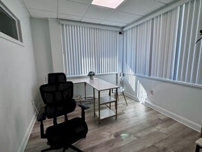 2975 Bee Ridge Rd, Sarasota, FL for lease Interior Photo- Image 2 of 8