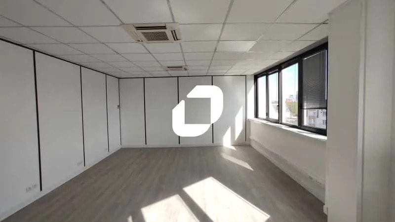 Office in Le Kremlin-Bicêtre for lease - Interior Photo - Image 1 of 8