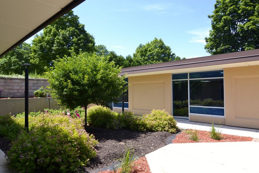 S22W22660 Broadway, Waukesha, WI à louer - Photo du bâtiment - Image 2 de 14