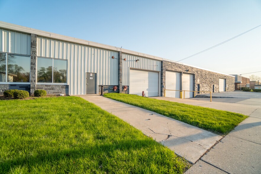 4609-4801 W Woolworth Ave, Milwaukee, WI à louer - Photo du bâtiment - Image 3 de 14