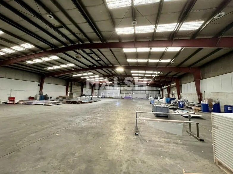 Flex in Brignais for lease - Interior Photo - Image 2 of 9