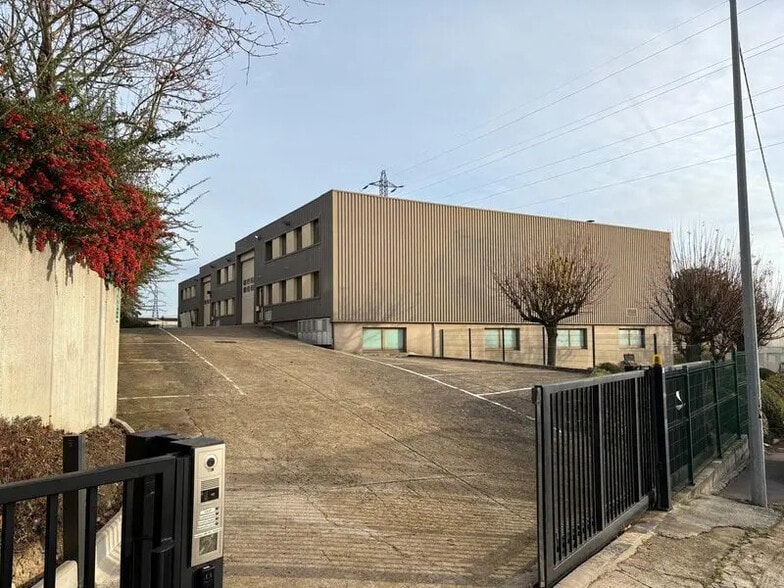 Office in Neuilly-sur-Marne for lease - Building Photo - Image 2 of 18