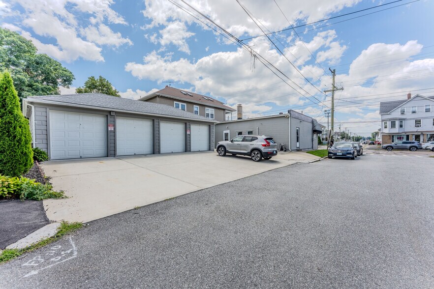 492-494 Warren Ave, East Providence, RI à vendre - Photo du bâtiment - Image 3 de 26