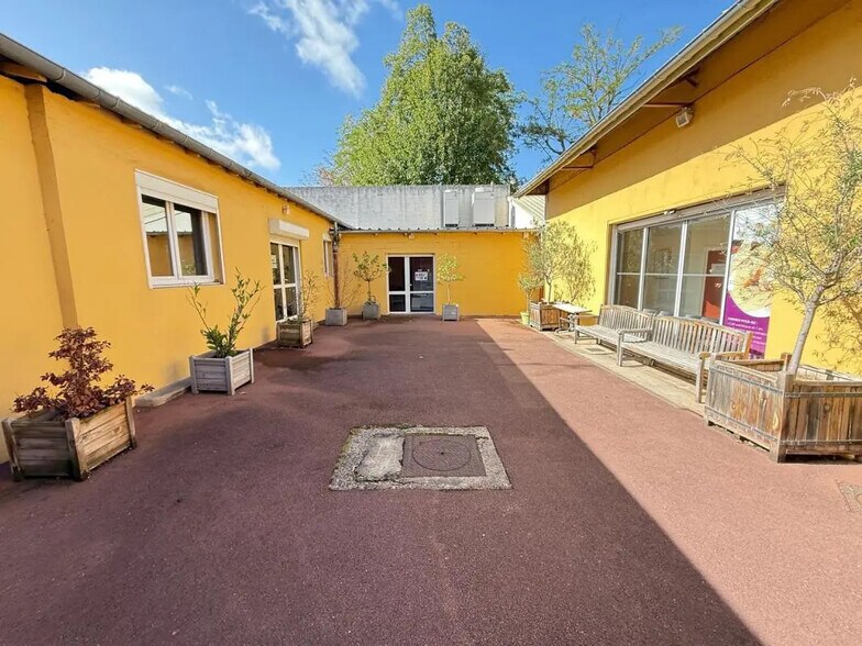 Bureau dans Nanterre à louer - Photo du bâtiment - Image 2 de 6