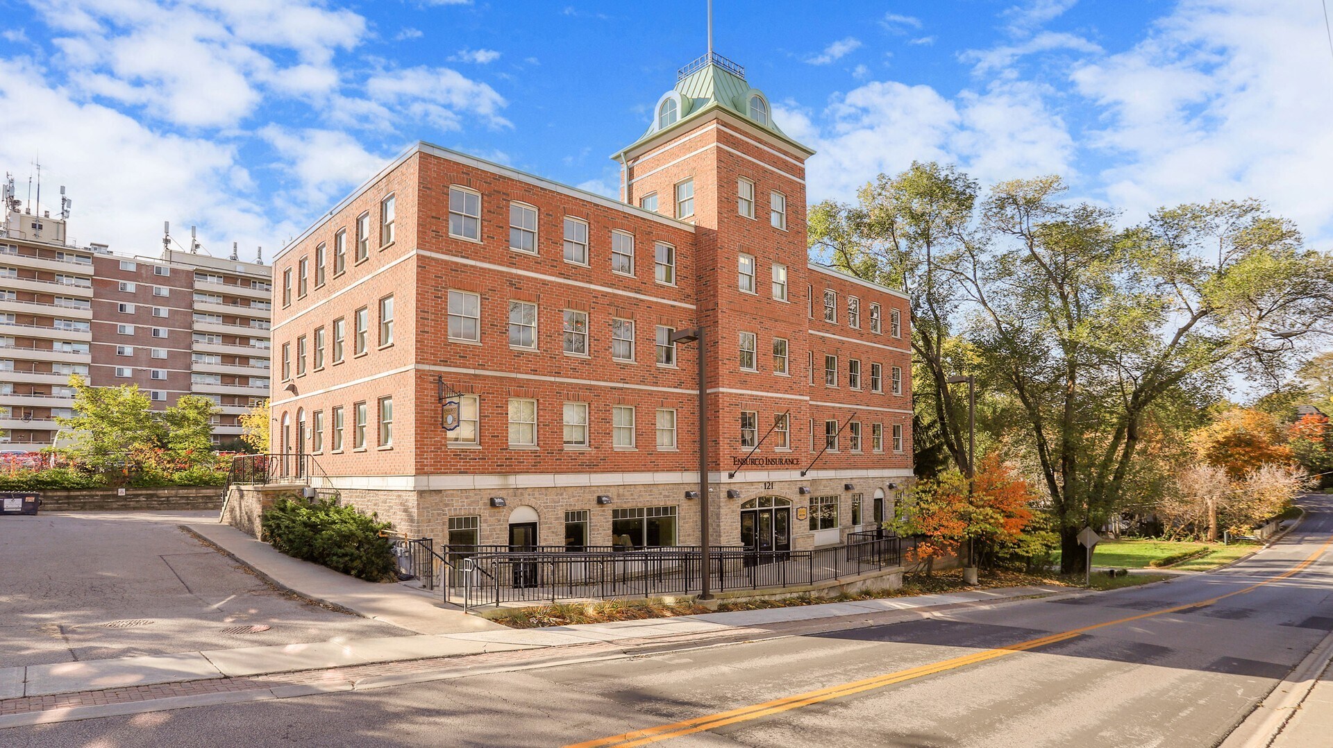 121 Robinson St, Markham, ON à vendre Photo du bâtiment- Image 1 de 47