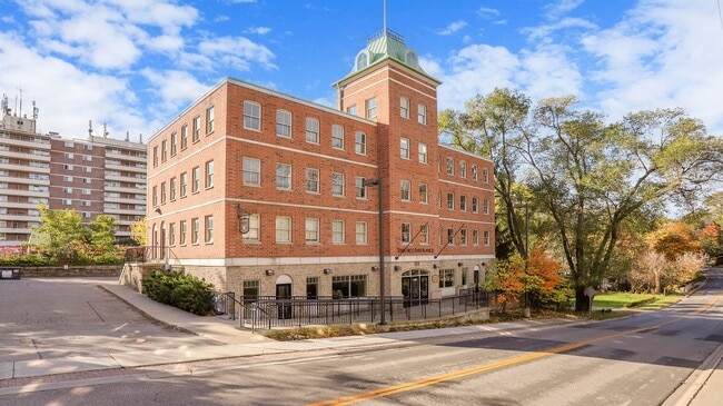 More details for 121 Robinson St, Markham, ON - Office for Sale