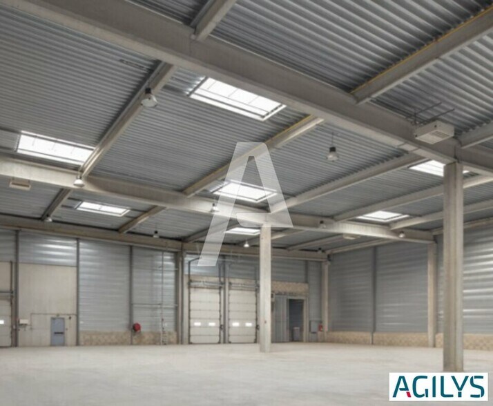 Industrial in Combs-la-Ville for lease - Interior Photo - Image 2 of 2