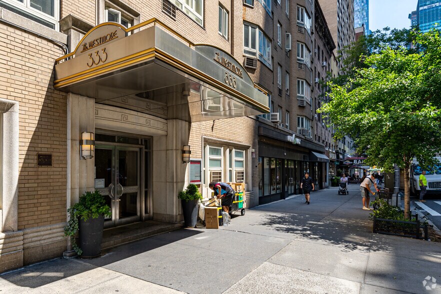 333 W 57th St, New York, NY à louer - Photo du bâtiment - Image 1 de 5