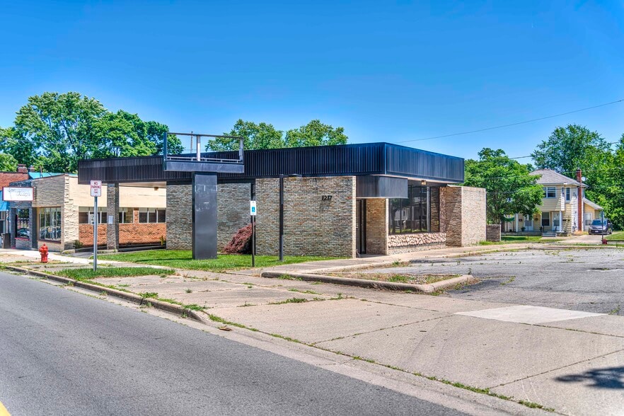 1217 Greenwood Ave, Jackson, MI à vendre - Photo du bâtiment - Image 2 de 37