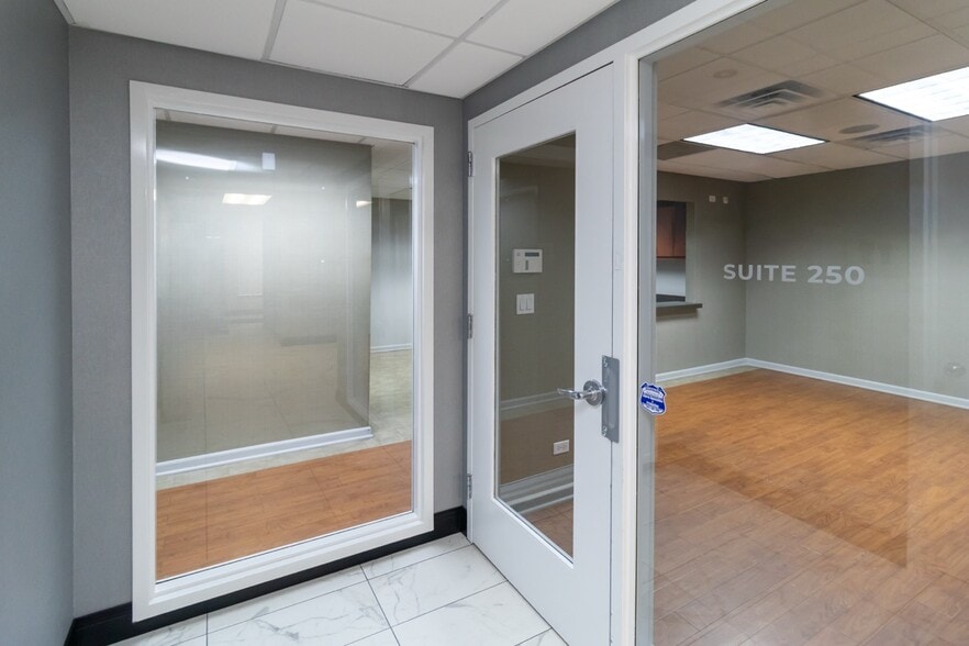 2400 N Ashland Ave, Chicago, IL for lease - Building Photo - Image 2 of 69