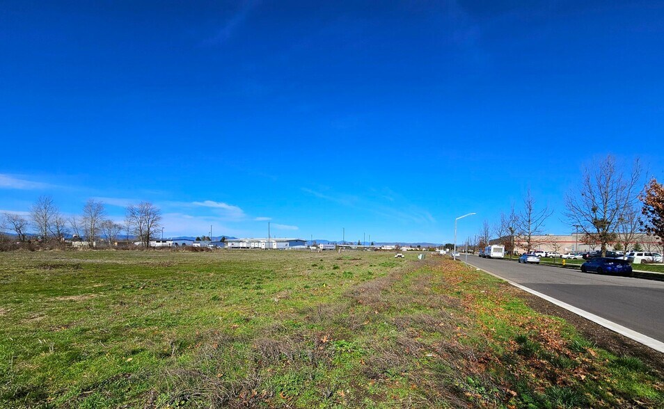 460 Federal Way, Central Point, OR à vendre - Photo du bâtiment - Image 1 de 6