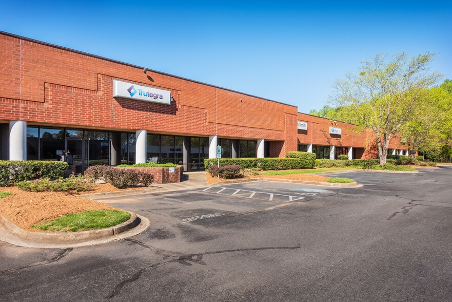 901 Blairhill Rd, Charlotte, NC for lease - Building Photo - Image 2 of 5