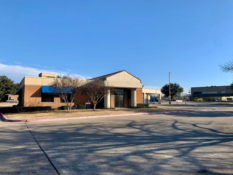 2301 Valley View Ln, Dallas, TX à louer - Photo du bâtiment - Image 1 de 5
