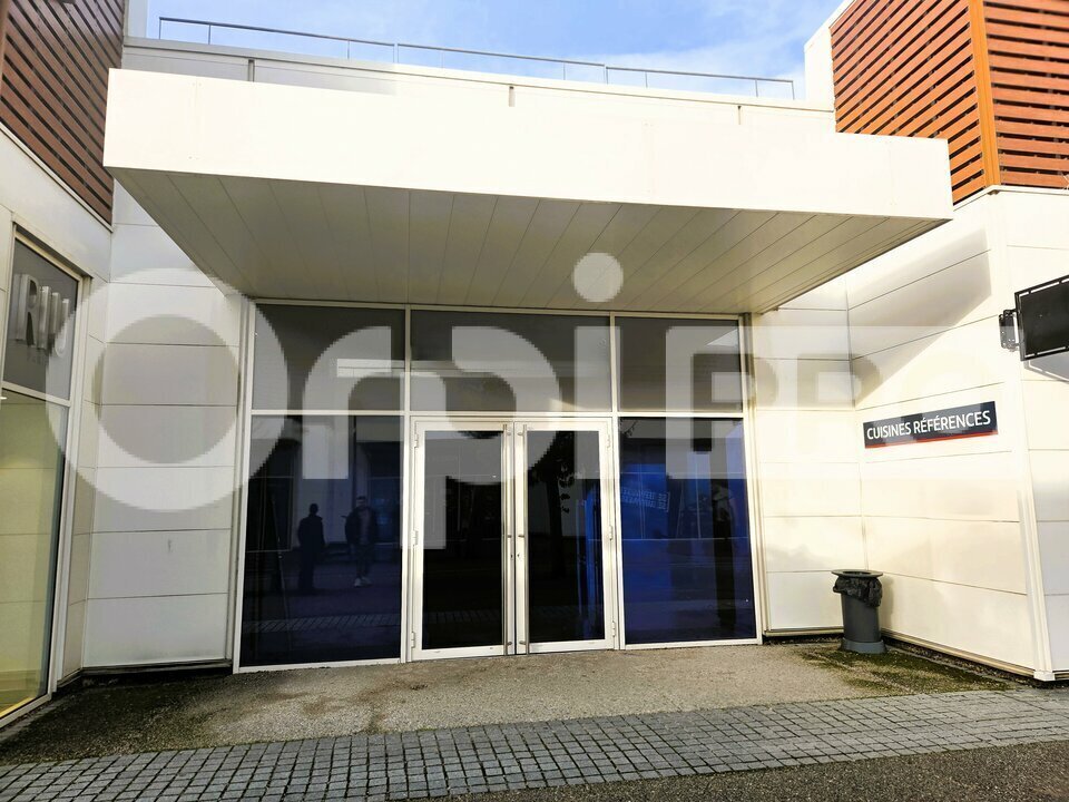Retail in Soissons for lease Building Photo- Image 1 of 7