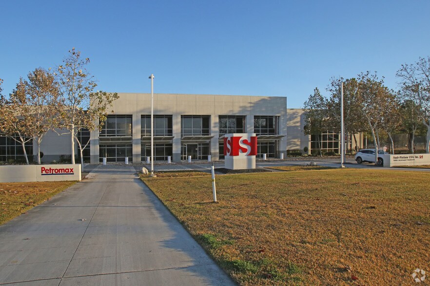 15635 Jacintoport Blvd, Houston, TX à louer - Photo du bâtiment - Image 2 de 2