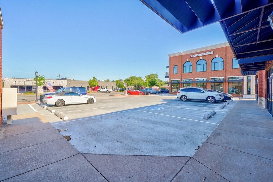 100 N Broadway, Edmond, OK for lease - Building Photo - Image 2 of 13