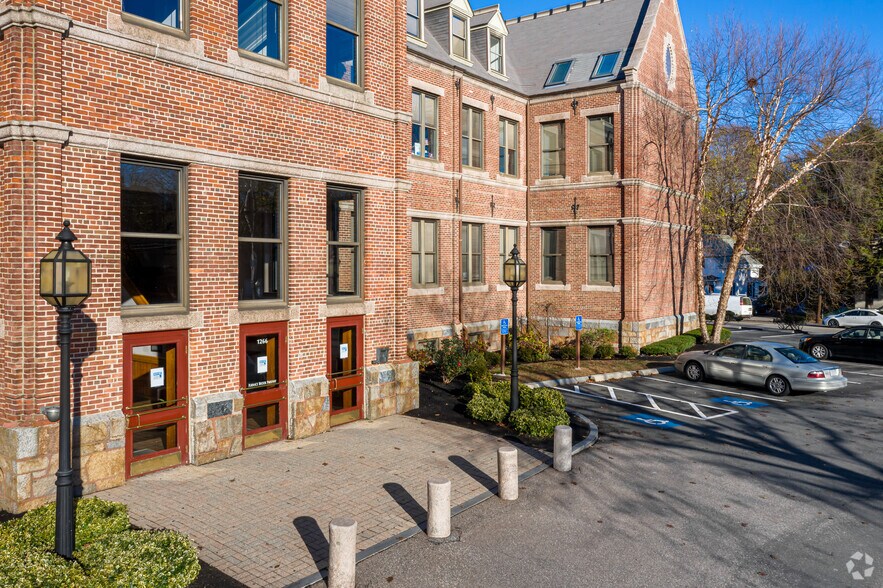 1266 Furnace Brook Pky, Quincy, MA à louer - Photo du bâtiment - Image 3 de 6